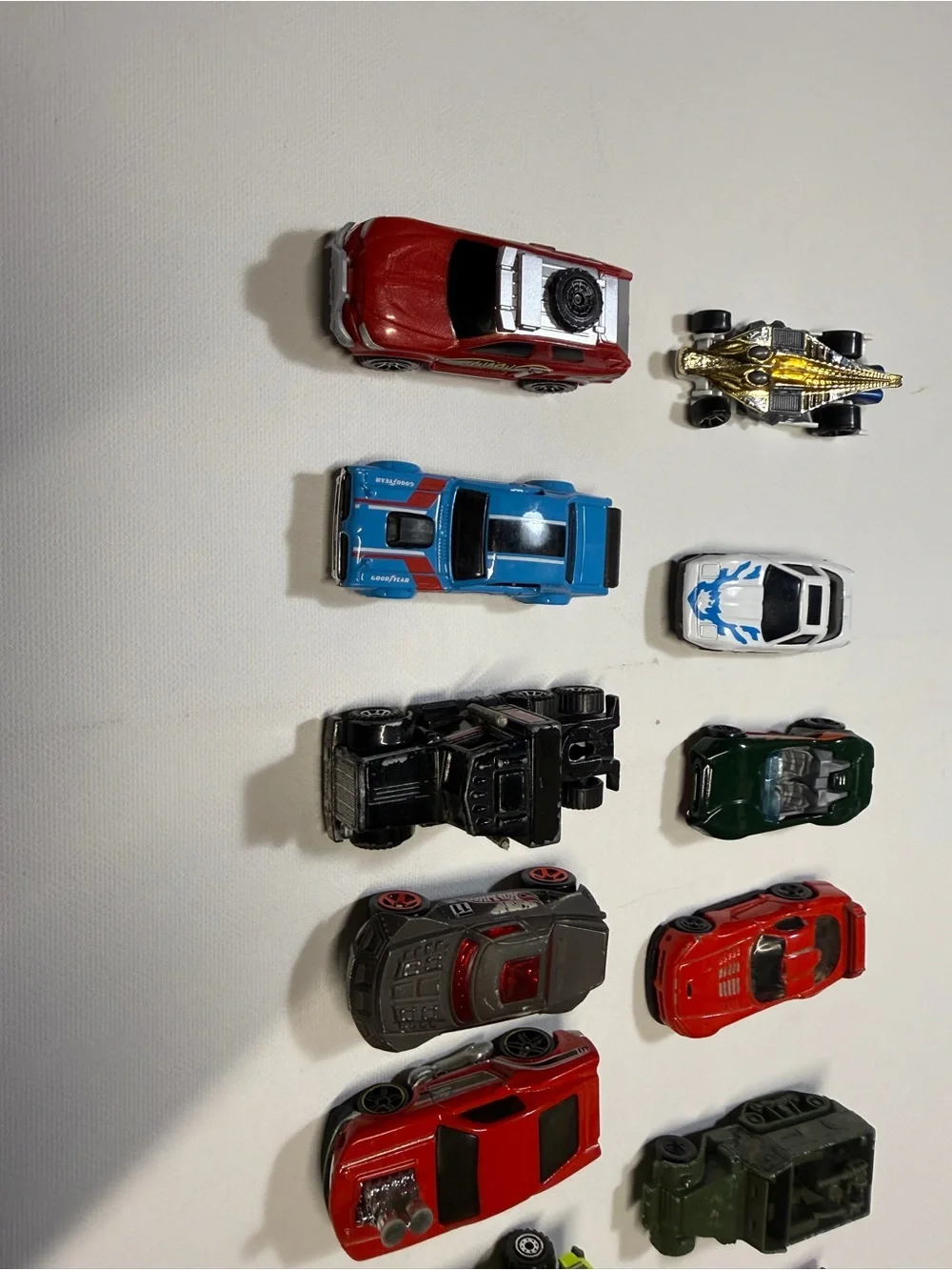 18 Hot Wheels® Assorted Mini Toy Cars - Red, Blue, Green & Yellow‎ Set